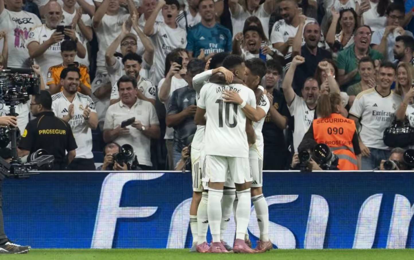 维尼修斯双响，皇马3-1登顶西甲。